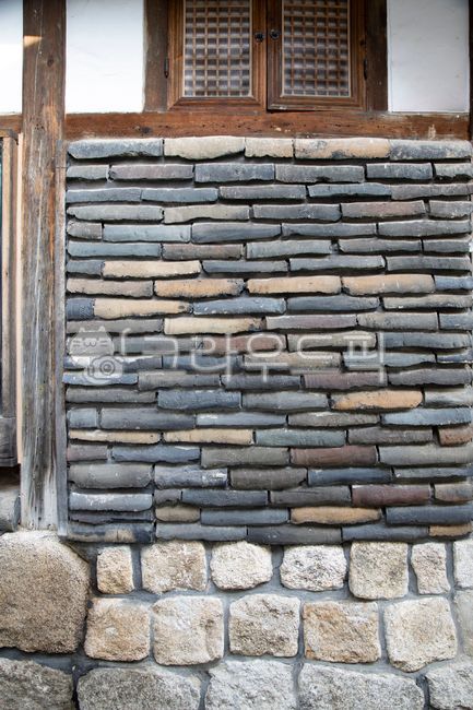 door,Roasted fish,pattern,headstone,irregular,construct,building,doorknob,tile,tradition,brick,wooden pillar,prism,roast,ancient architecture,lime,Laceup,korea,Pillar,granite,whitewash,stonewall,window,wall