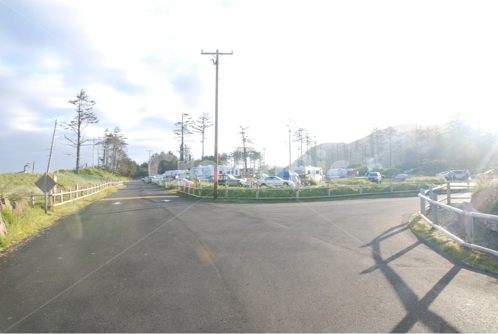주차장,햇살,푸른하늘,상쾌한,햇빛,광선,나무,푸른,trees,sky,sunray,parkinglot,brisk,flare,플레어,light,빛,tarmac,타맥,아스팔트,asphalt,도로,road,난간,rail,handrail,guardrail,아침,밝은,morning,눈부신,radiant,dazzling,자연,풍경,nature,landscape