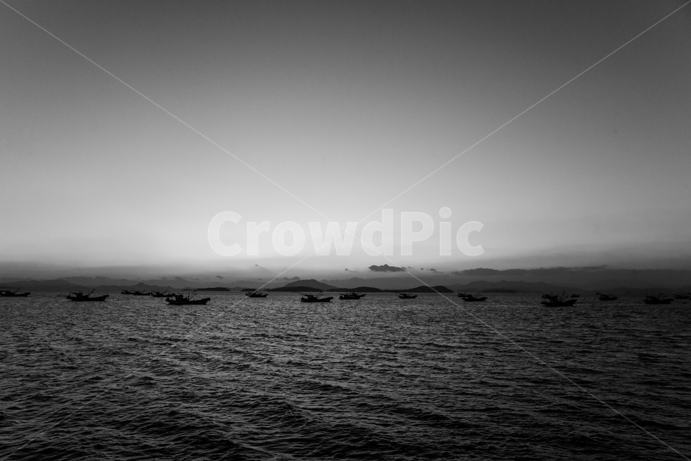 바다,풍경,흑백,배,하늘,멸치잡이배,낚시,sea,자연,landscape,nature,blackandwhite,boat,sky,fishing,자연,풍경,nature,landscape,흑백,모노톤,monochrome,black and white