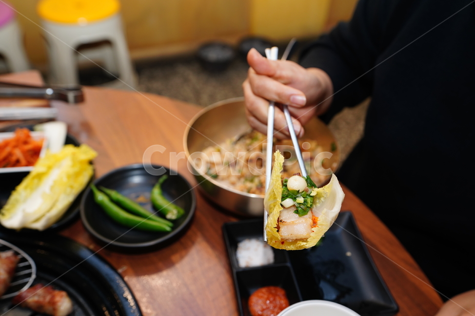고기,삼겹살,불판,술안주,먹방,돼지,음식,한식,구이,육식,푸드,식사,단백질,먹거리,사람,인물,인간,human,person,신체일부,몸,body,음식,식재료,요리,food,cook,meal,dishes,food reserves,육류,고기,meat