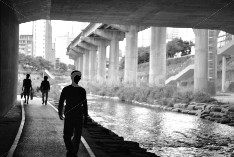 pedestrian,walking,다리,보행자,흑백사진,인간,human,인물실루엣,사람실루엣,character silhouette,human silhouette,흑백,모노톤,monochrome,black and white