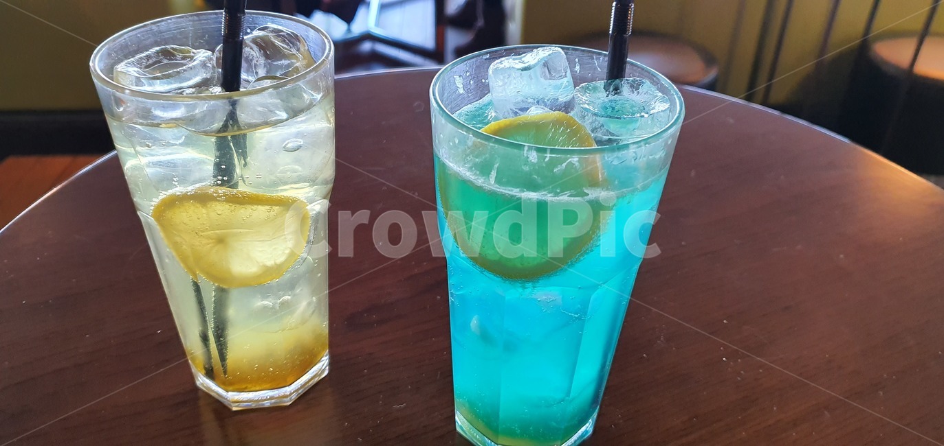카페,cafe,블루레몬에이드,레몬에이드,lemonade,bluelemonade,음료수,drink,beverage,마실것,레몬,청량함,시원한,시원함,감성,sensible,feeling,상큼한,유리컵,빨대,갈증,얼음,휴식,힐링,휴식공간,음료수,drink,beverage