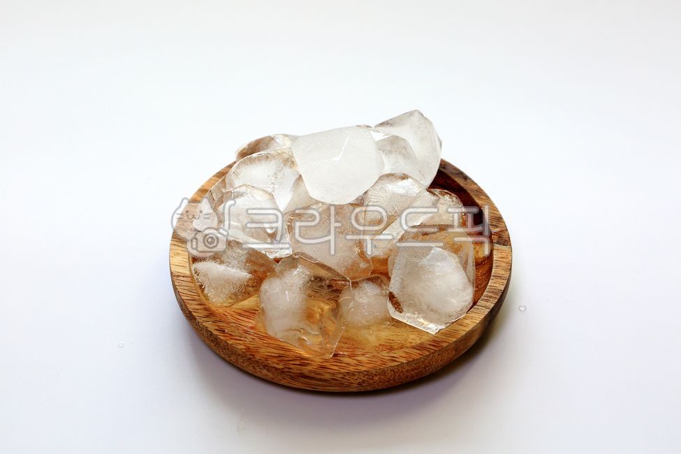 얼음,사각얼음,얼음결정,투명얼음,냉동,냉각,차가운,흰색,배경,시원한,고체,클로즈업,청량,단단한,화이트,얼음배경,crystal,ice,빙,결정,cool,접시,dish,얼음조각,맑은,결정체,쌓은,쌓여있는