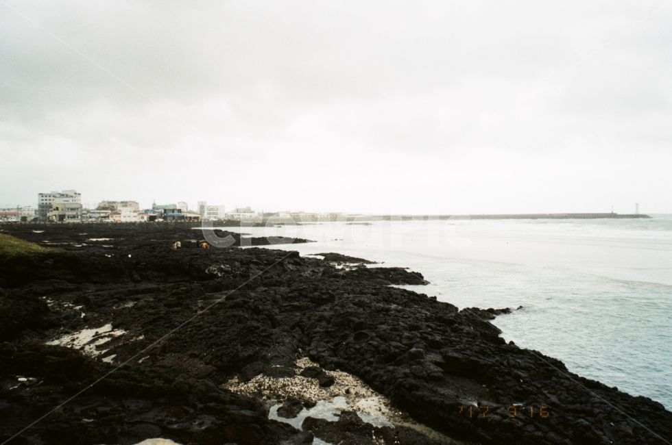 필름,필름사진,바다,바위,제주도,제주,하늘,회색,film,jeju,sea,sky,grey,자연,풍경,nature,landscape,한국자연풍경,한국자연경관,korea nature landscape,제주도,jeju,jeju island,land,땅,outdoors,옥외,water,물,shoreline,해안선,ocean,대양