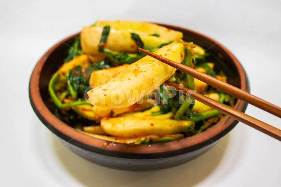 healthyfood,sauce,healthy food,chilipowder,earthenware bowl,koreantraditionalfood,chonggakgimchi,Altari radish kimchi,traditional,jar lid,jar bowl,fermentation,autumn,tasty,home food,seasoning,gimchi,radish,plate,hot,daikon,fall,redpepperpowder,eat,cookin