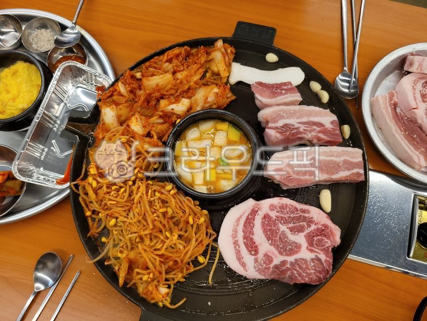 음식,고기,식사,돼지고기,콩나물,김치,삼겹살,된장찌개,두부,찌개