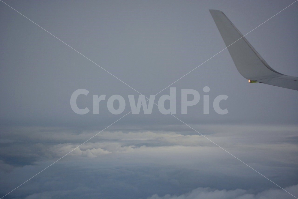 비행기,창밖풍경,구름,비행,하늘,상공,빛,흐림,착륙,이륙,airplane,flight,flying,window,seat,lanscape,clouds,landing,sky,cloudy,교통,교통수단,traffic,transportation,machine,기계,engine,엔진,motor,모터