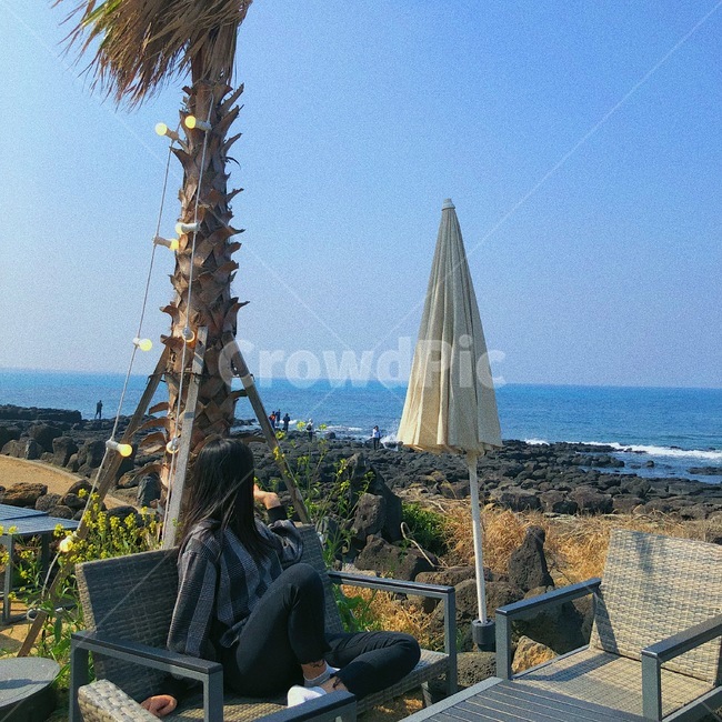 제주도,바다,파란색,자연,앉은모습,사람,인물,인간,human,person,여성,여자,woman,female,lady,여행,휴가,traveling,vacation,trip,감성,sensible,feeling