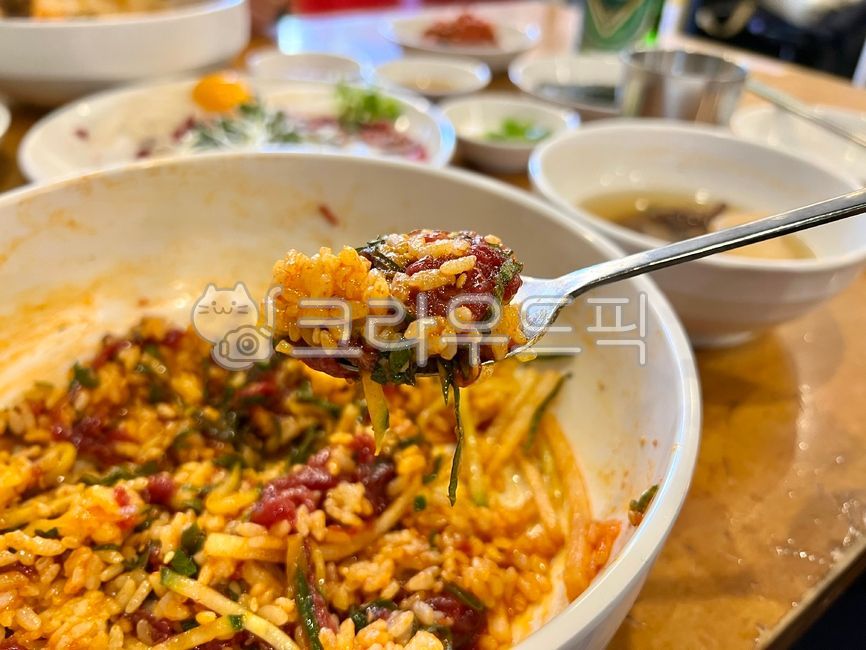Yukhoe Bibimbap,bibimbap,raw meat,food