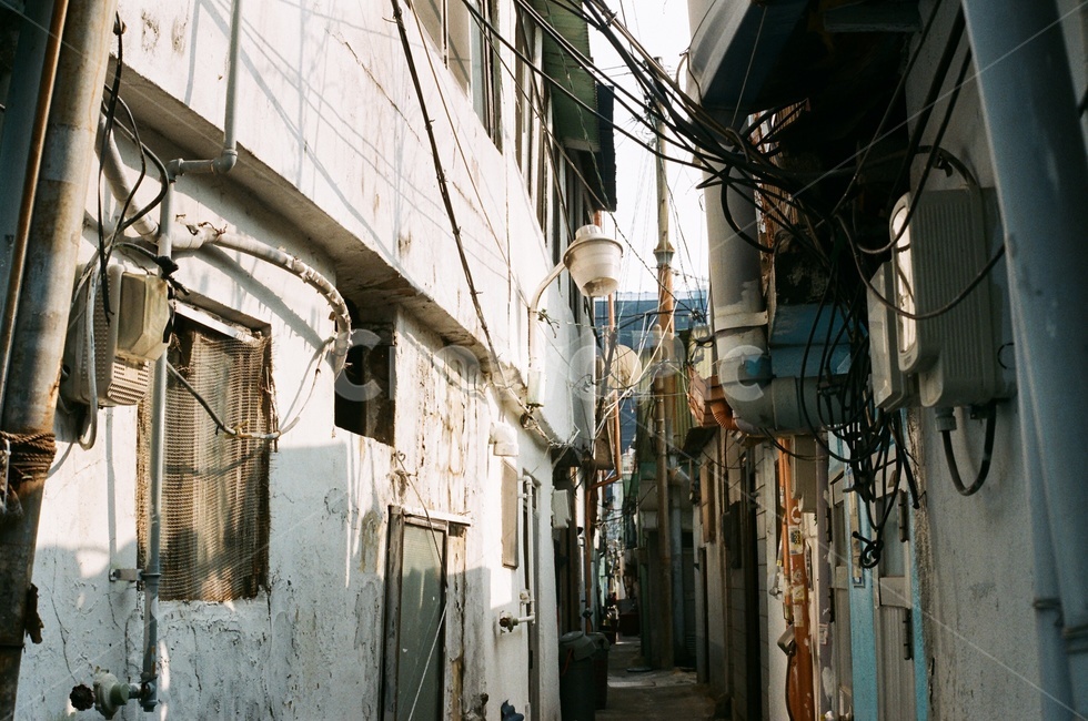 필카,필름카메라,빈티지,골목,햇살,빛,추억,감성,풍경,sensible,film,feeling,골목길,alley,빈티지사진,빈티지느낌,빈티지감성,vintage,urban,어반,town,도시,building,건물,city,시티,street,거리,road,도로