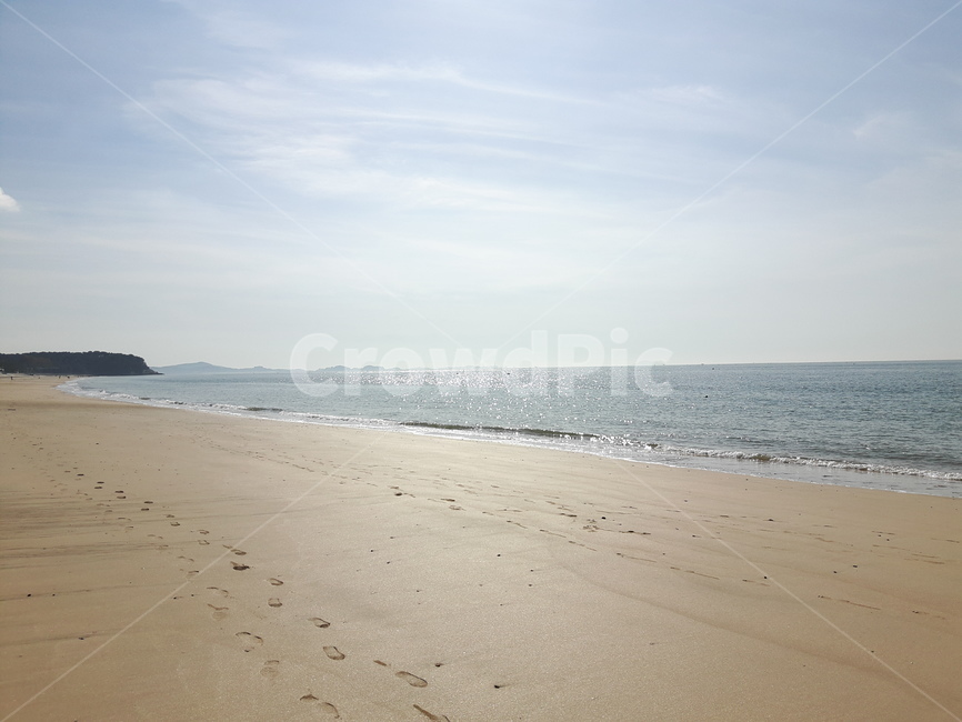 바다,백사장,자연,경치,발자국,하늘,구름,햇빛,오후,한적함,sky,sea,nature,자연,풍경,nature,landscape,해변,바다,beach,sea,shoreline,해안선,water,물,outdoors,옥외,ocean,대양,sand,모래