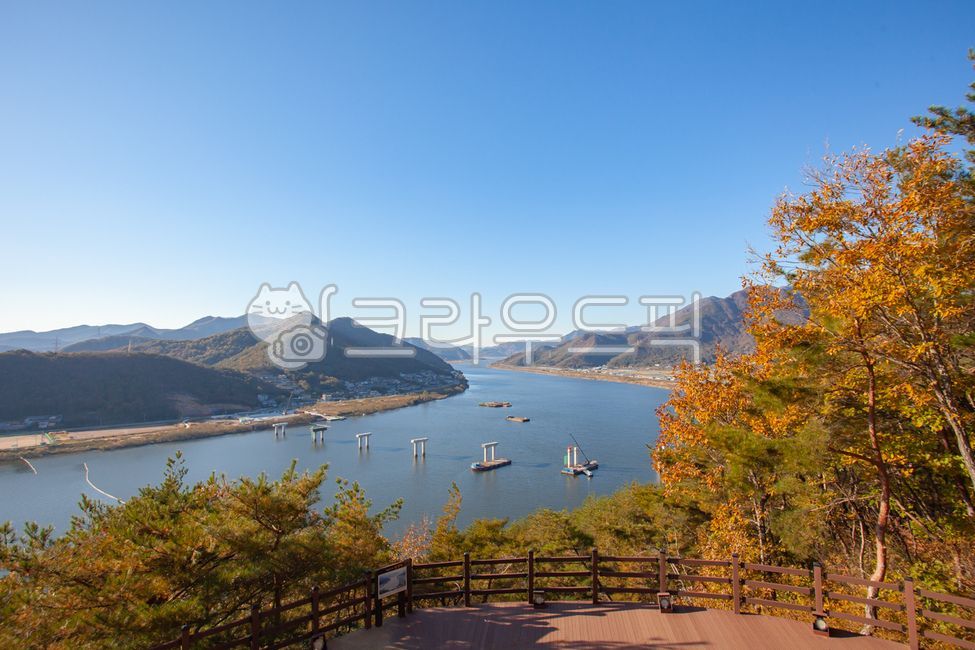 parasol,outdoors,nature,Gyeongdae Lim,deck,tree,Yangsan 8th scenic spot,Nakdong River,Observatory