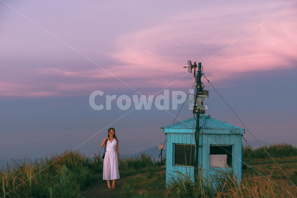 노을,오름,제주도오름,sunset,일몰,뒷모습,하늘,사람,인물,인간,human,person,여성,여자,woman,female,lady,여행,휴가,traveling,vacation,trip,색깔,색상,색채,색감,color sense,color sensitivity,feeling of color