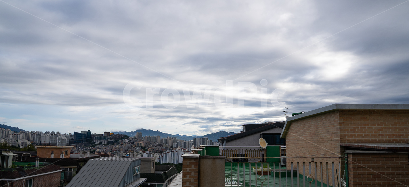 하늘,구름,도시,지붕,roof,먹구름,아침,오전,산,한국도시풍경,한국도시경관,korea cityscape