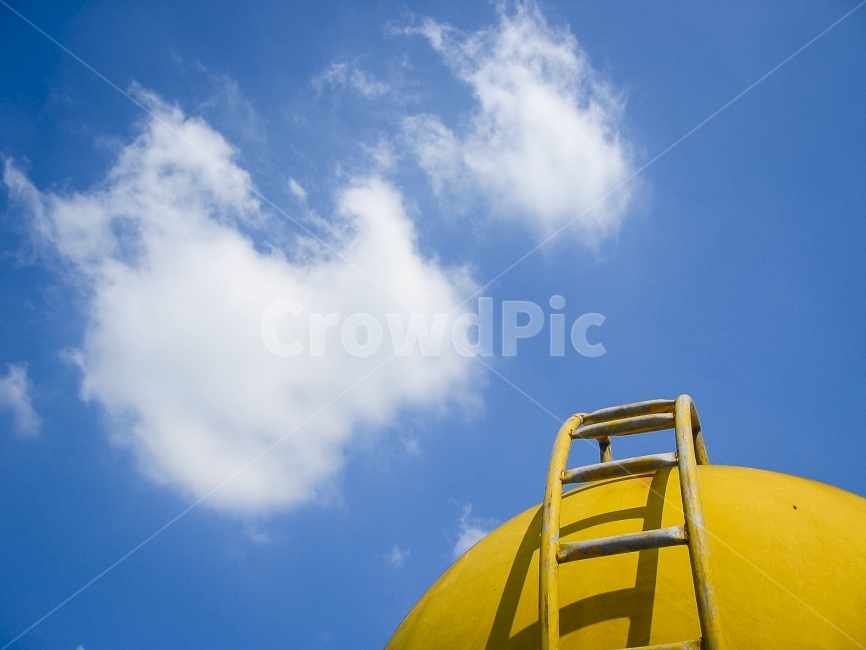 하늘,흰구름,노란,물탱크,계단,올라감,watertank,yellow,stairs,cloud,sky