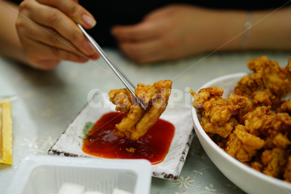치킨,닭,술안주,먹방,음식,간식,후라이드,푸드,사람,인물,인간,human,person,신체일부,몸,body,음식,식재료,요리,food,cook,meal,dishes,food reserves