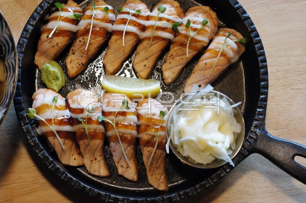 연어초밥,연어스시,구운연어스시,salmonsushi,grilledsalmon,sushi,aburisalmon,초밥,스시,음식,food,kfood,요리,플레이팅,foodpresentation,plating,음식,식재료,요리,food,cook,meal,dishes,food reserves