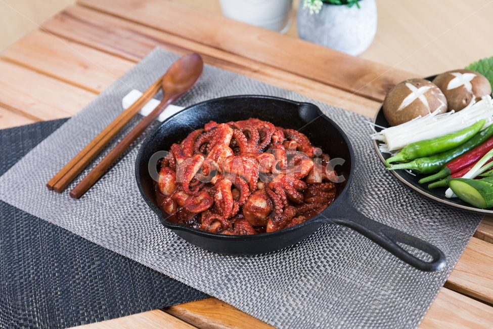 주꾸미,요리,다이어트,매운음식,식기류,건강식,조리법,소면,그릇,테이블,식사,맛있다,먹다,별미,낙지,문어,맵다,짜다,준비,숟가락,식탁,붉다,해산물,바다요리,재료,한국,전통,음식,배고프다,무침,볶음,프라이팬,식당,밥,볶다,젓가락,매콤하다,양념,음식,식재료,요리,food,cook,meal,dishes,food reserves,한식,한국음식,한국요리,korean food,korean dishes,korean meal,korean cook