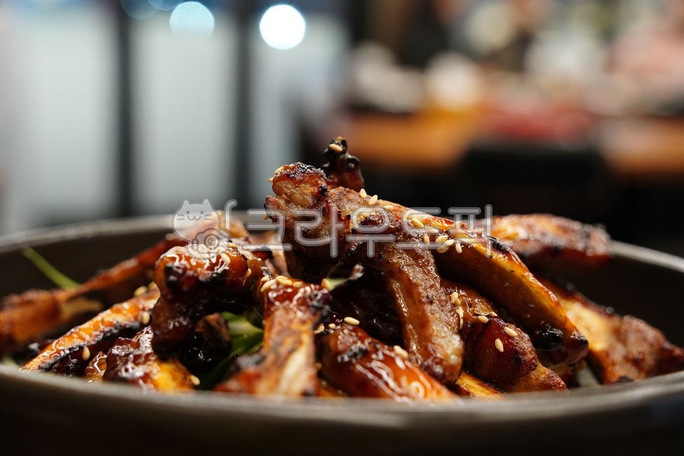 쪽갈비,등갈비,돼지갈비,갈비구이,바베큐,한식,한국음식,요리,음식,맛집,외식,양념갈비,고기,단백질,술안주,숯불구이,깨,파