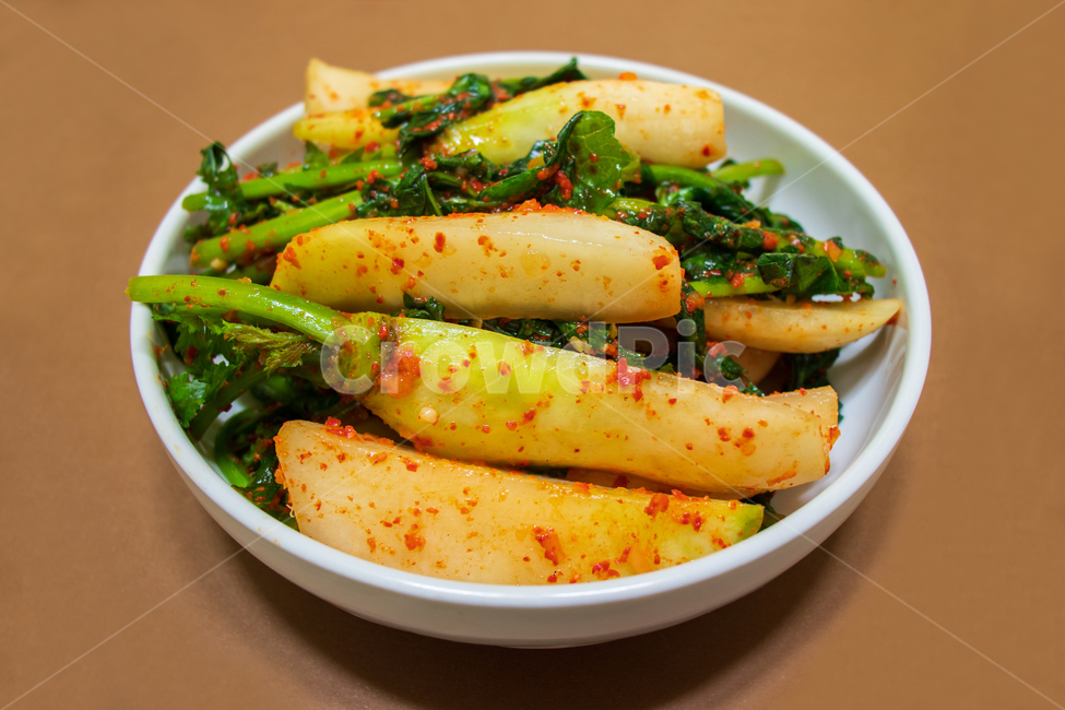 총각김치,알타리김치,김치,반찬,요리,한식,김장,알타리무김치,무,총각무,알타리무,김장김치,한국음식,음식,겨울,식품,야채,채소,한국,발효,발효음식,발효식품,문화,김장철,가을,늦가을,초겨울,전통,식사,집반찬,집밥,소스,전통음식,한국전통음식,부엌,대한민국,남한,아시아,고춧가루,매운,매콤한,맵다,짜다,맛있는,맛있다,양념,양념장,건강,건강한,건강음식,건강한음식,그릇,접시,사기그릇,질그릇,사기접시,홈메이드,홈메이드푸드,배경,바탕,백그라운드,kimchi,chonggakkimchi,youngradishkimchi,daikon,whiteradish,youngradish,chonggakgimchi,koreanfood,cooking,vegetable,food,koreantraditionalfood,traditional,cuisine,cook,korea,korean,meal,gimjang,makingkimchi,gimchi,kimchee,fall,autumn,winter,fermented,fermentedfood,fermentation,eat,kitchen,southkorea,healthy,health,healthfood,healthyfood,dish,delicious,tasty,plate,sauce,seasoning,sidedish,homemade,homemadefood,spicy,hot,chilipowder,redpepperpowder,culture,asia,asian,background,음식,식재료,요리,food,cook,meal,dishes,food reserves,한식,한국음식,한국요리,korean food,korean dishes,korean meal,korean cook