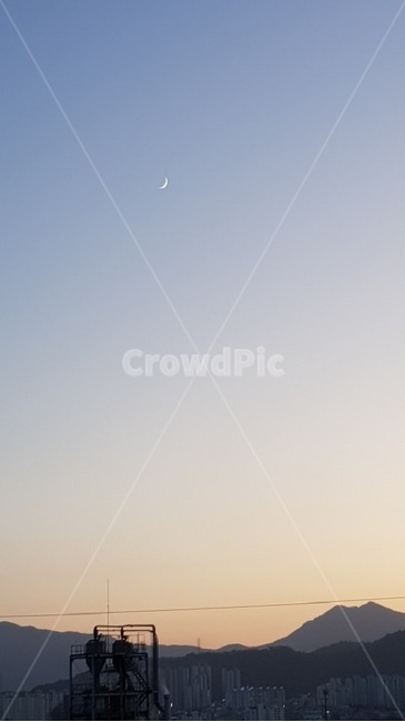 초승달,달,moon,하늘,노을,sky,산맥,산,능선