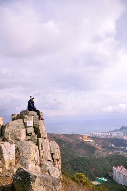 부산,황령산,봉수대,여행,생각,고뇌,인생,삶,길,절벽,바위,먼산,mountain,travel,thought,thinking,life,path,way,rock,cliff,사람,인물,인간,human,person,고독함,외로움,쓸쓸함,우울함,슬픔,lonely,solitary,연출,컨셉,콘셉,direction,concept