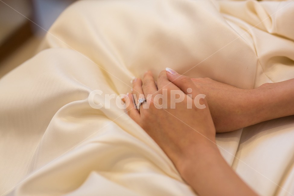 웨딩드레스,결혼반지,웨딩링,결혼식,신부,화이트,순백,청순,오프숄더,실크드레스