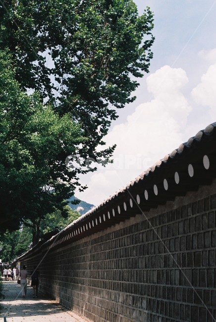 경복궁,돌담길,담장,하늘,규칙,구름,배열,한국전통,한국문화,korean traditional,korean culture,건축물,건물외관,exterior,building,structure,architecture,construction