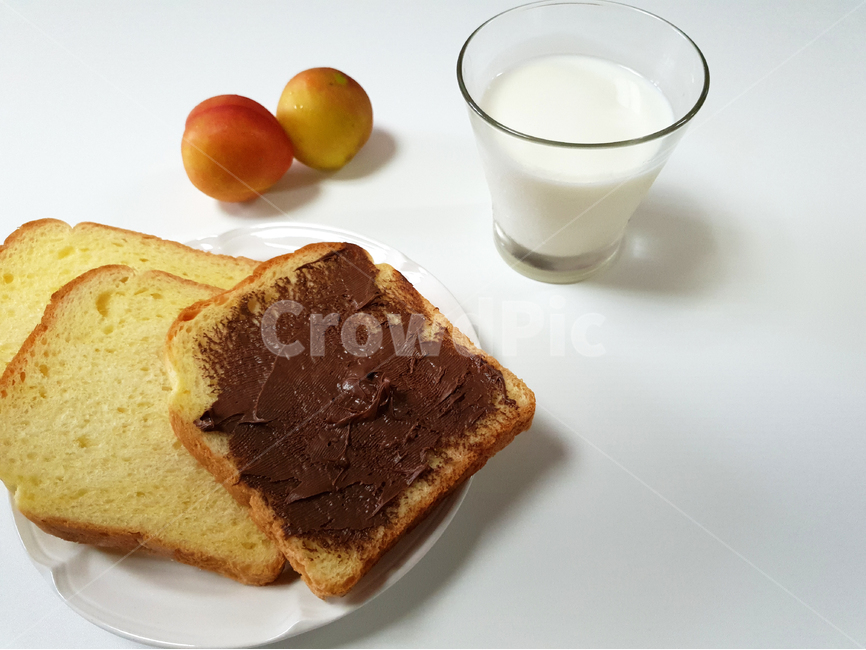 토스트,우유,초코,초코시럽,빵,초코크림,크림,아침식사,간편식,식사,접시,다이어트,샌드위치,자두,컵,음식,식재료,요리,food,cook,meal,dishes,food reserves,아침식사,조식,브런치,breakfast,brunch,연출,컨셉,콘셉,direction,concept