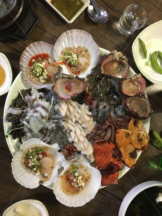 해산물모듬,해산물,낙지,소라,가리비,멍게,전복,음식사진,회,회사진,음식,식재료,요리,food,cook,meal,dishes,food reserves,수산물,해산물,fishery products,seafood