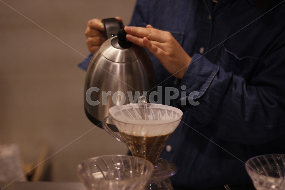 커피,카페,디저트,아메리카노,카페라떼,커피잔,머그잔,핸드드립,콜드브루,coldbrew,coffee,cafe,dessert,americano,brewning,handdrip,dripcoffee,brewingcoffee,사람,인물,인간,human,person,신체일부,몸,body,커피,카페,coffee,cafe