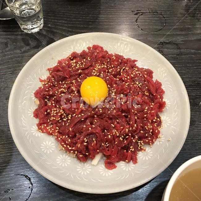 육회,계란,노른자,고기,한우,소,소주,육류,meat,한국요리,깨,한접시,음식,한식,안주,food,생고기,raw,rawbeef,광장시장