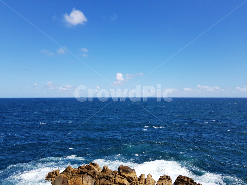 바다,푸른바다,ocean,시원한,파란하늘,자연,물,아름다운,풍경,맑은,파란,푸른,하늘,가로,수평선,해양,바람,파도,대양,물결,기포,눈부신,구름,그라데이션,나홀로,혼자,암석,바위,절벽,모험,레저활동,water,nature,adventure,leisureactivities,sea,wave