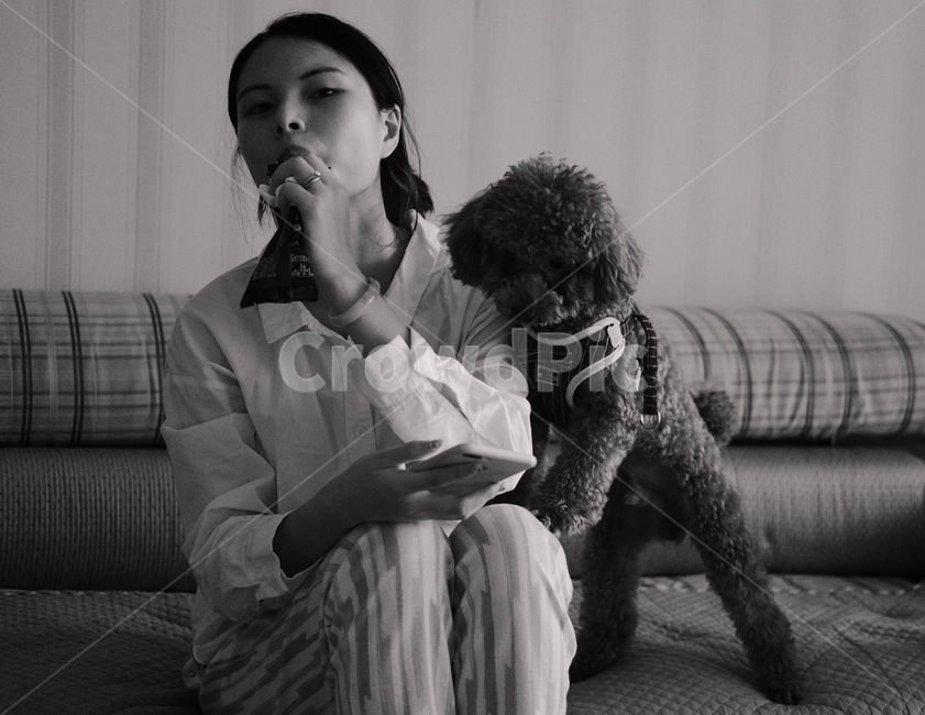 강아지,행복,애완동물,푸들,애견,간식,동물,animal,포유류,mammal,개,강아지,dog,doggy,사람,인물,인간,human,person,여성,여자,woman,female,lady,감성,sensible,feeling,흑백,모노톤,monochrome,black and white