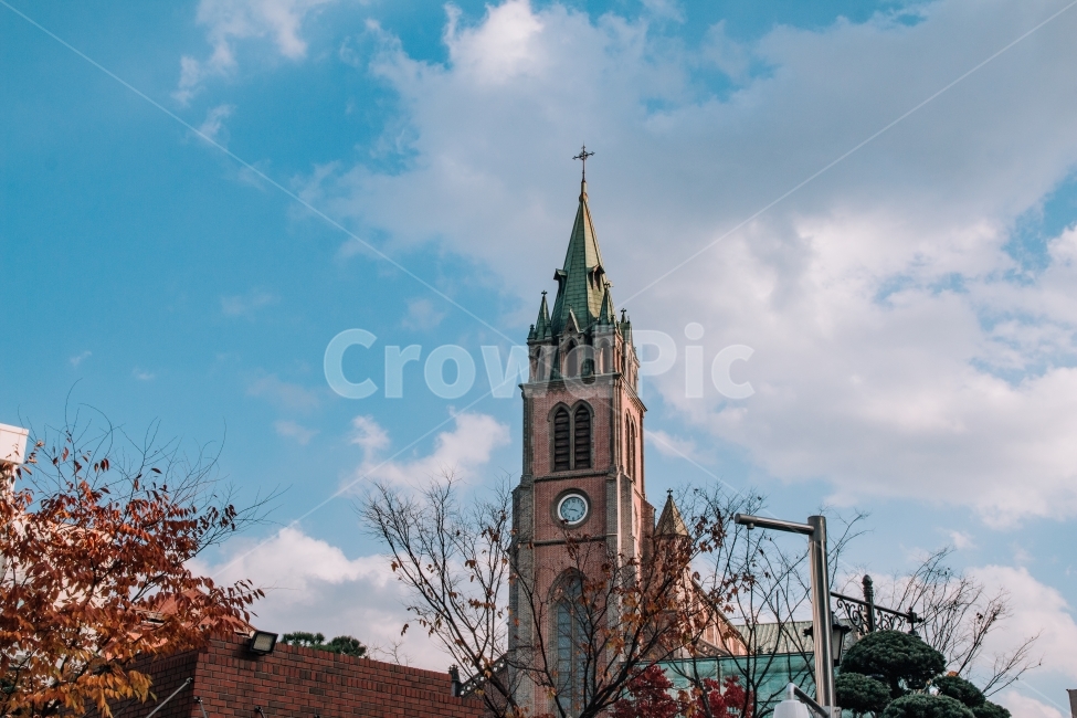 성당,종교,교회,십자가,시계,하늘,구름,church,religion,가을,계절,fall,autumn,season,랜드마크,landmark,tourist attraction,한국랜드마크,한국관광지,한국명소,korea landmark,korea tourist attraction,종교,신앙,religion,belief,faith,architecture,건축물,tower,탑,building,건물,steeple,뾰족한 탑,spire,첨탑