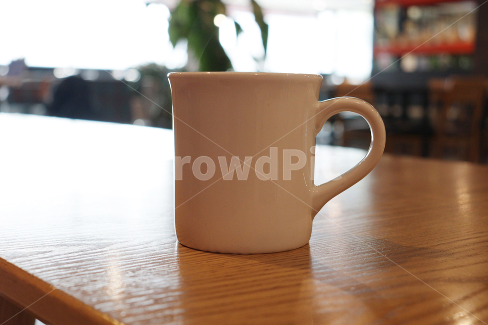 따뜻한음료,뜨거운음료,wood,나무,coffeecup,컵,머그컵,하얀컵,뜨거운아메리카노,따뜻한커피,아메리카노,커피,흰색컵,나무탁자,카페,커피,카페,coffee,cafe