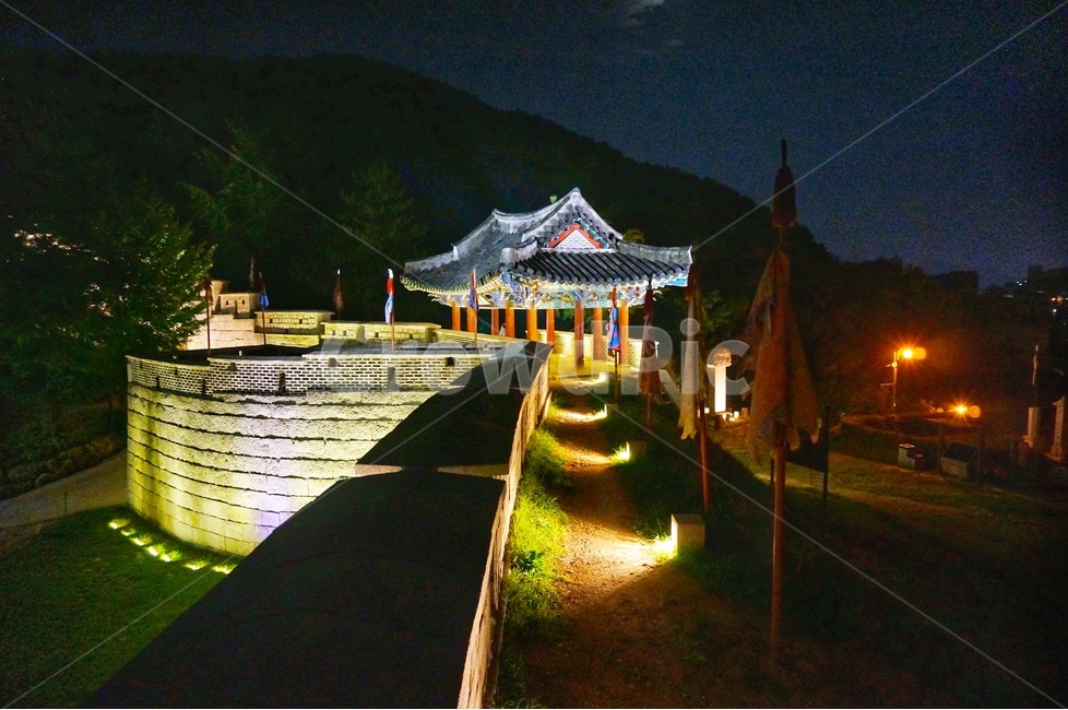 건축,야경,명소,야간,자연,성,성문,풍경,밤,night,조명,기와,성곽,깃발,한국,부산,유적지,야경,밤,풍경,nightscape,night,landscape,한국전통,한국문화,korean traditional,korean culture,랜드마크,landmark,tourist attraction,한국랜드마크,한국관광지,한국명소,korea landmark,korea tourist attraction,architecture,건축물,building,건물,worship,예배,shrine,신사,pagoda,탑