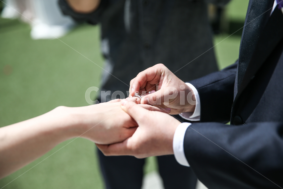 신랑,결혼,반지,예식,약속,야외,결혼식,사람,인물,인간,human,person,연인,커플,사랑,lover,couple,결혼,혼례,웨딩,wedding,marriage,marry
