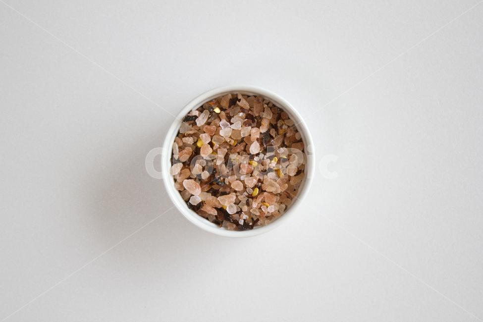 흰배경,그릇,도자기,흰색,화이트,하얀색,음식,재료,식재료,양념,핑크,핑크솔트,페퍼,매운,짠,짜다,소금,솔트,분홍소금,덩어리,결정,알갱이,고추가루,결정체,소금알갱이,요리재료,탑,탑뷰,탑앵글,음식,식재료,요리,food,cook,meal,dishes,food reserves