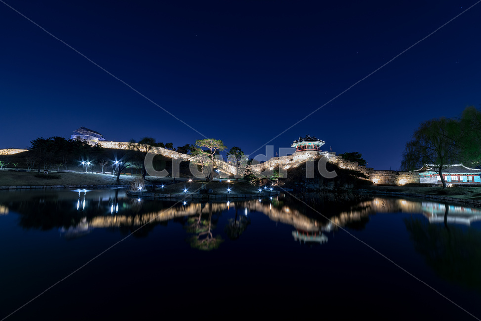 야경,방화수류정,문화재,화성,호수,풍경,자연,빛,야경,밤,풍경,nightscape,night,landscape,한국전통,한국문화,korean traditional,korean culture,랜드마크,landmark,tourist attraction,한국랜드마크,한국관광지,한국명소,korea landmark,korea tourist attraction,nature,water,물,outdoors,옥외,lake