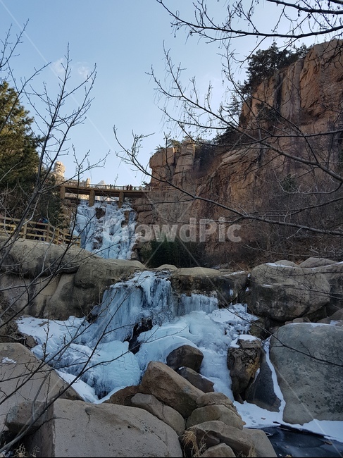 눈덮인산,절벽,겨울산,겨울나무,눈덮인강