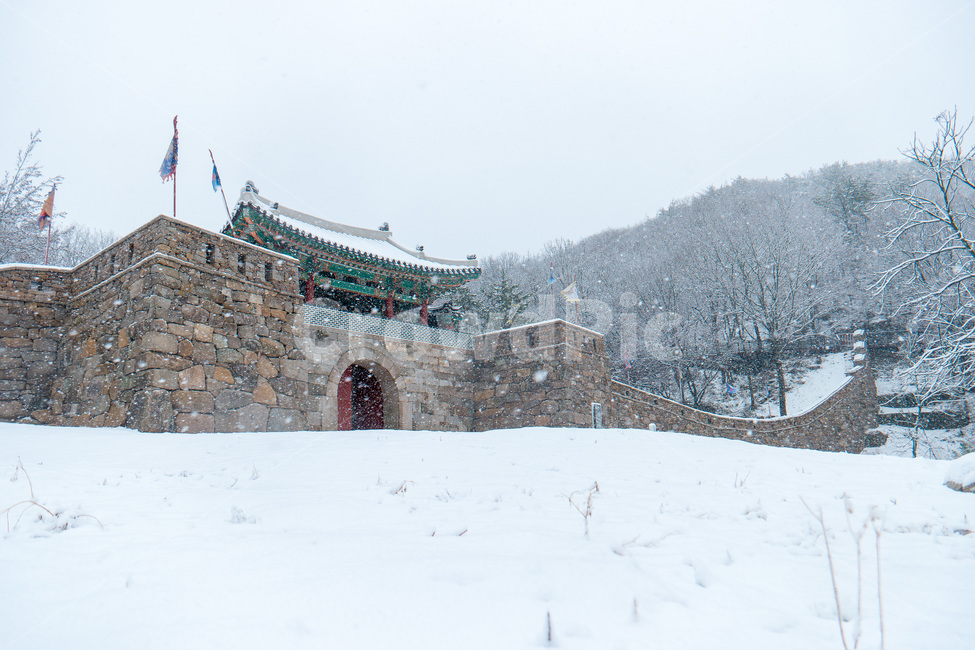 춘설,춘분,금정산,금정산성,서문,성문,금정산성서문,겨울,계절,winter,season,자연,풍경,nature,landscape,한국자연풍경,한국자연경관,korea nature landscape,한국전통,한국문화,korean traditional,korean culture,outdoors,옥외,snow,눈