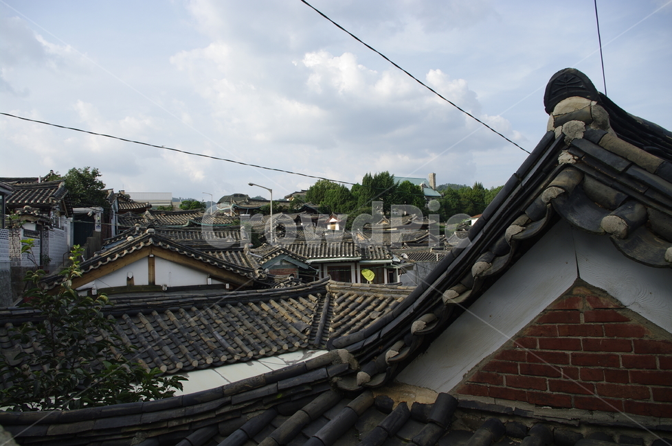 북촌한옥마을,한옥,전통건축,traditional,전통,기와지붕,하늘,서울,북촌,도시,풍경,city,landscape,한국도시풍경,한국도시경관,korea cityscape,한국전통,한국문화,korean traditional,korean culture,roof,지붕,tile roof,기와 지붕