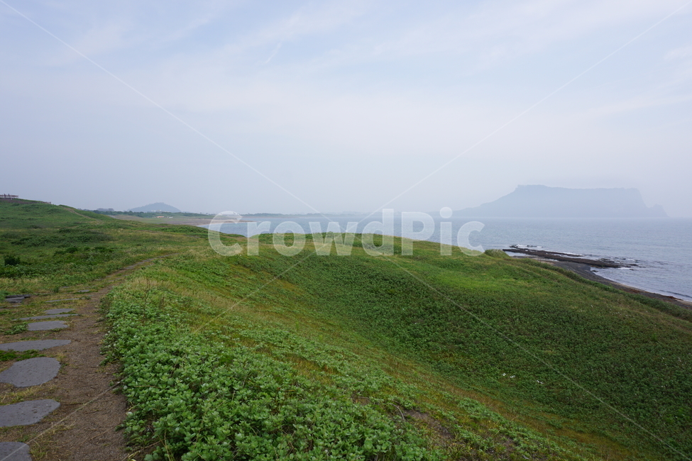 광치기해변,일출봉,제주도,바다,해안선,길,잔디,초록,흐림,자연,풍경,올레길