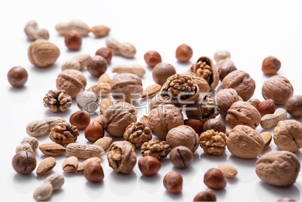 walnut,pecan,cinnamon,nuts,almond,peanut,nut