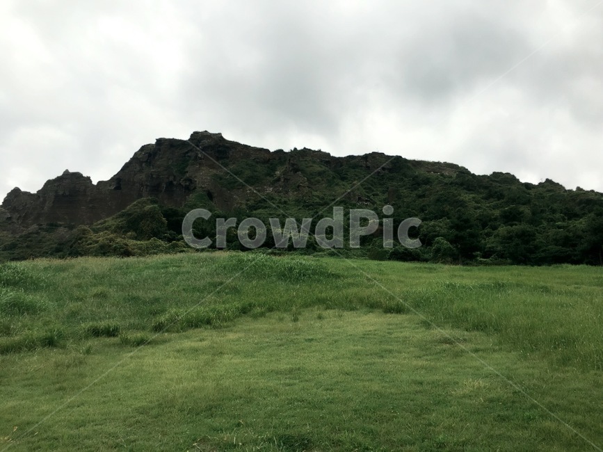 제주도,성산일출봉,자연,잔디,나무,봉우리,오름,cloud,blackcloud,구름,흐린날씨,jeju,jejuisland