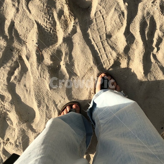 발,사람,신발,슬리퍼,바지,하반신샷,카메라,필름카메라,바다,바닷가,모레사장,모레밭,손,감성,데일리룩