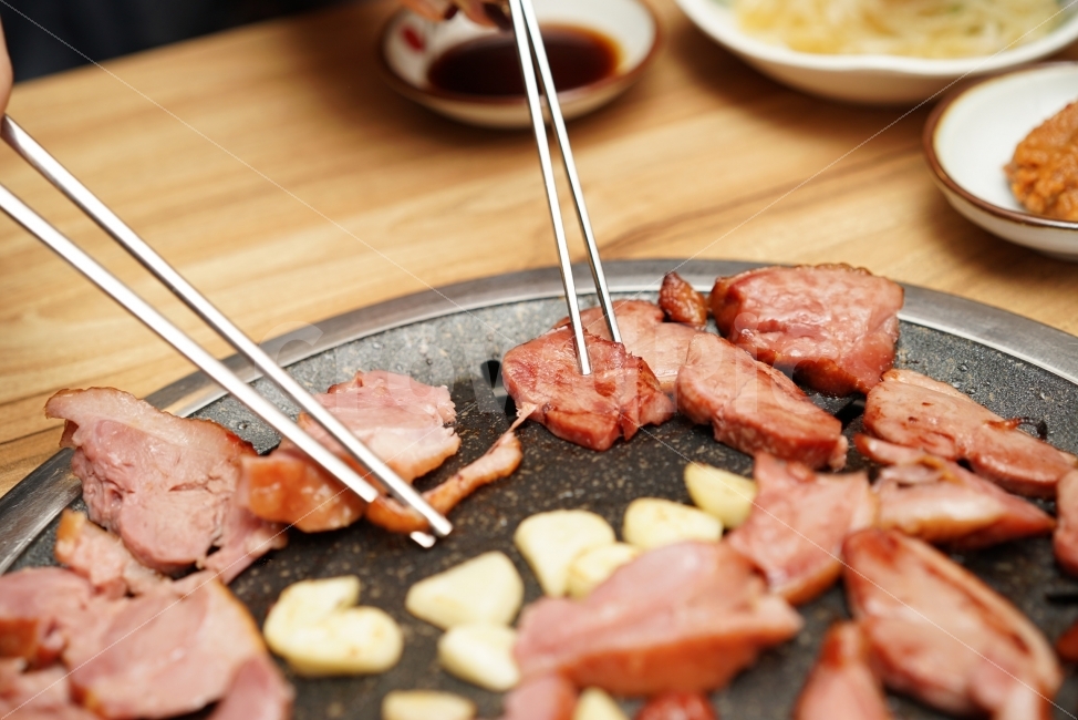 먹방,고기,오리,오리고기,젓가락,식탐,구이,식사,모임,만남,안주,술안주,먹거리,식탁,음식,식재료,요리,food,cook,meal,dishes,food reserves,육류,고기,meat,한식,한국음식,한국요리,korean food,korean dishes,korean meal,korean cook