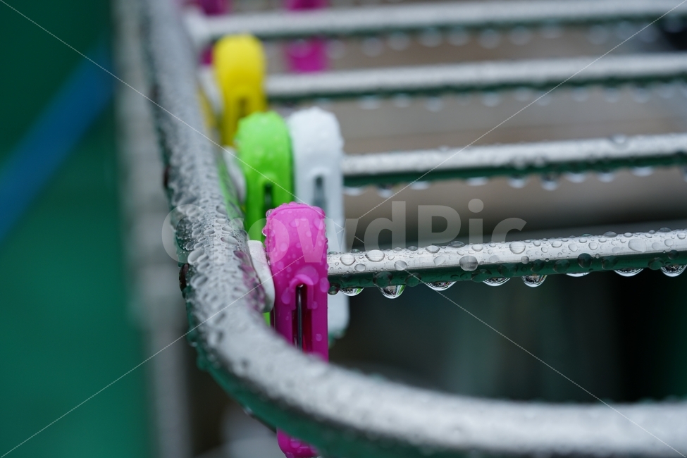 	물방울,빗물,비,물,접사,감성,감성사진,느낌,풍경,비오는날,레인,rain,옷걸이,빗소리,워터,일상,풍경사진,감정,집게,빨래집게,비,비오는날,rain,rainy,사물,물건,오브젝트,thing,object,matter