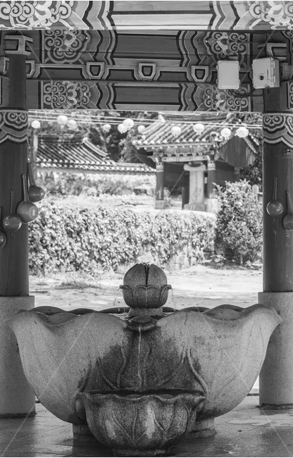 신륵사,약수,염원,기원,단청,사찰,관광명소,석공예,연꽃문양,한국전통,한국문화,korean traditional,korean culture,종교,신앙,religion,belief,faith,흑백,모노톤,monochrome,black and white